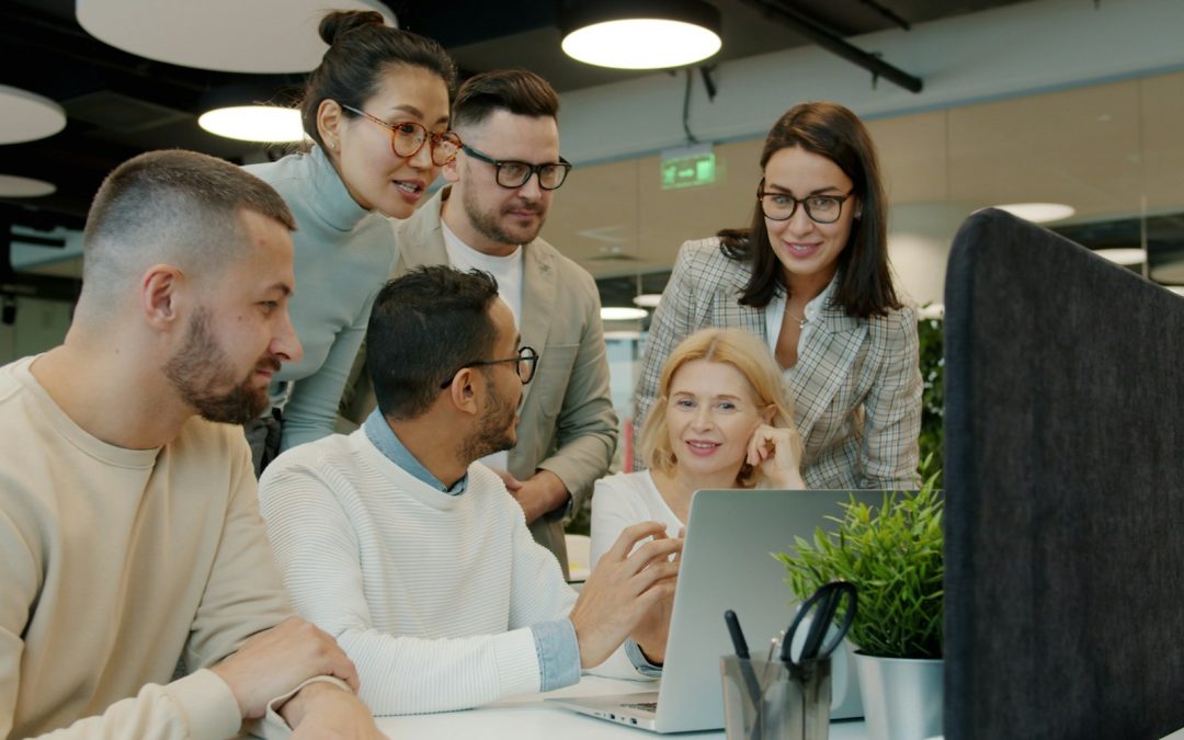 Equipo de trabajo reunido en una oficina